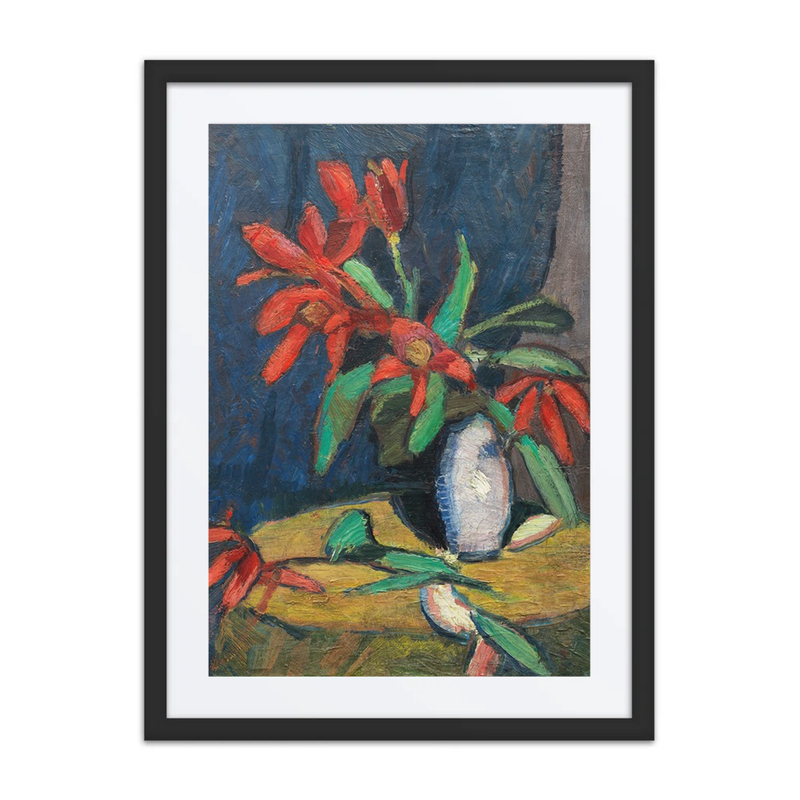 Rote Blumen in Weißem Krug